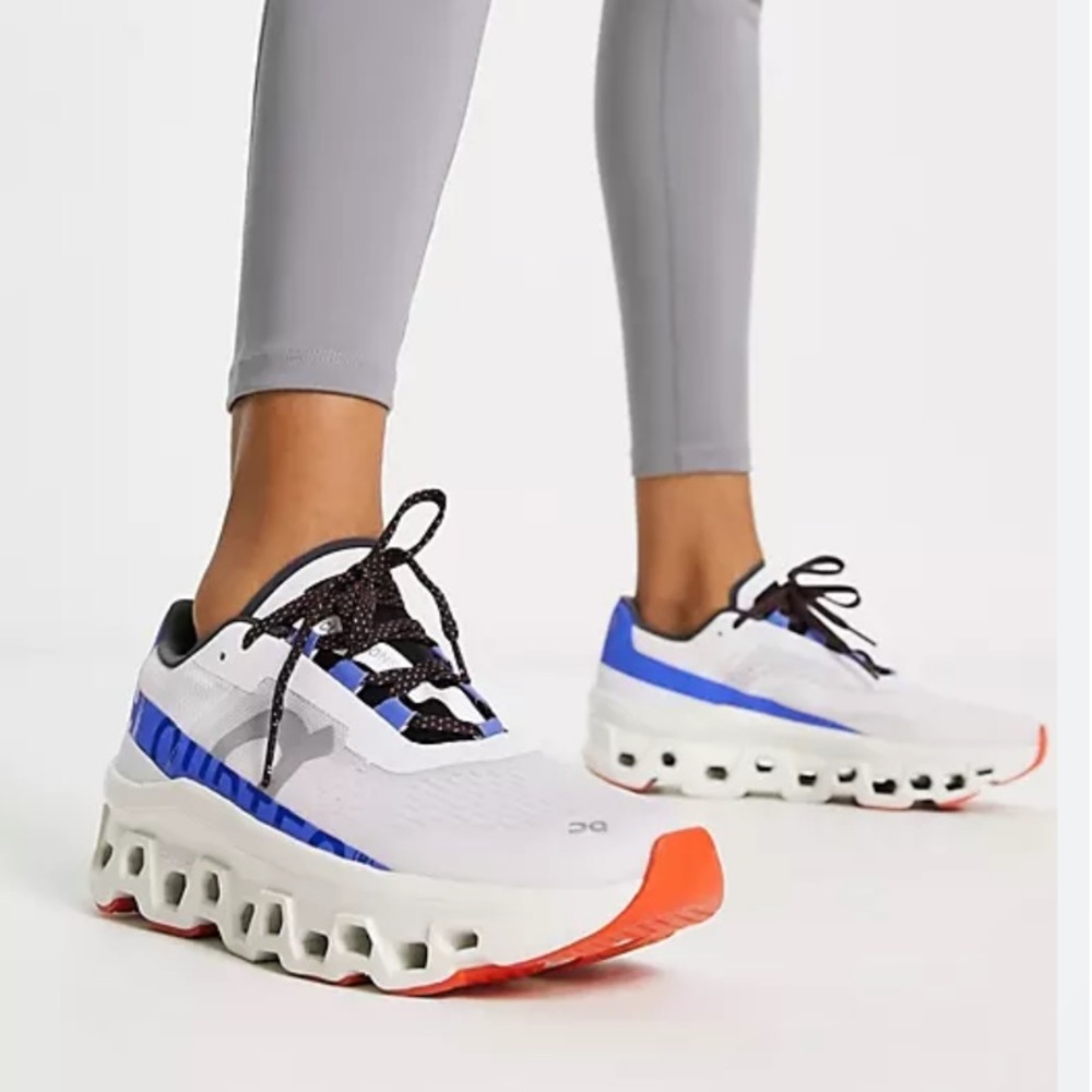 ON CLOUD Cloudmonster
Women White / Cobalt size 8.5